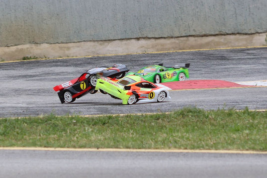 Err... 'scuse me... just... yeah, need a bit of room here...
#rccars #rcracing