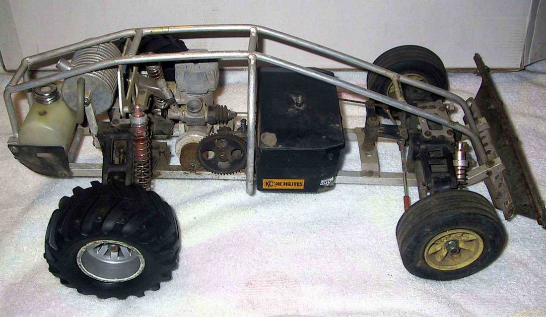 Keeping it nitro 🌋 but moving to off-road - who had the joy of blasting around with one of these super old school Kyosho Mint Las Vegas buggies? This was an obvious forerunner of the Burns which led to the Worlds-conquering Inferno! #rccars #rcracing #Vin