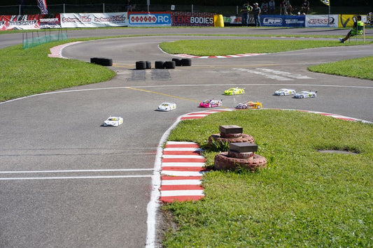 Pity the 4 white cars in this one and hope they don't crash into each other 😆
#rccars #rcracing