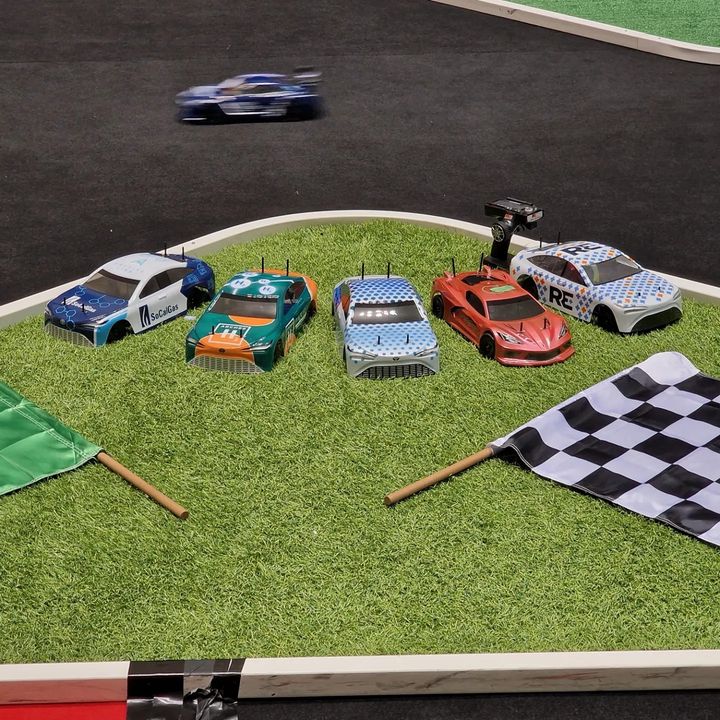 Less than 2 hours remaining in the exciting @h2gp_foundation hydrogen fuel cell-powered 6-hour endurance race! These student teams from around the world are competing in the H2GP Grand Prix PRO World Final, powered by @horizoneducational!
.
.
.
.
.
.
#rc