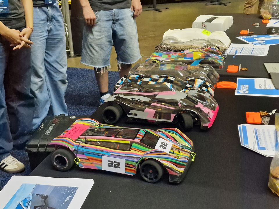 How many different RC cars can you identify here? This is a #WaybackWednesday to when we broadcast the live H2GP Foundation  World Final from California! Every one of these cars is powered by HYDROGEN and designed, built and raced entirely by student team