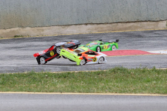 Err... 'scuse me... just... yeah, need a bit of room here...

#rccars #rcracing