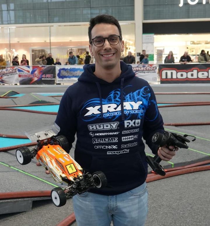 Bruno Coelho RC Driver takes first place in the A2 to bring the race for the overall 4WD win to the 3rd A Final at the British Off Road Grand Prix! Leading from flag to flag, he was out under pressure by Michal Orlowski driving his Schumacher R/C Racing C