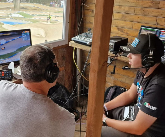 It's only triple World Champion and 2-time Montpellier GP winner @ongaro_davide in the commentary booth with us! Watch him very soon in Qualifying Round 2 at the @efra.ws 1/8 Electric Buggy European Championships! See the link in the bio to watch it all l