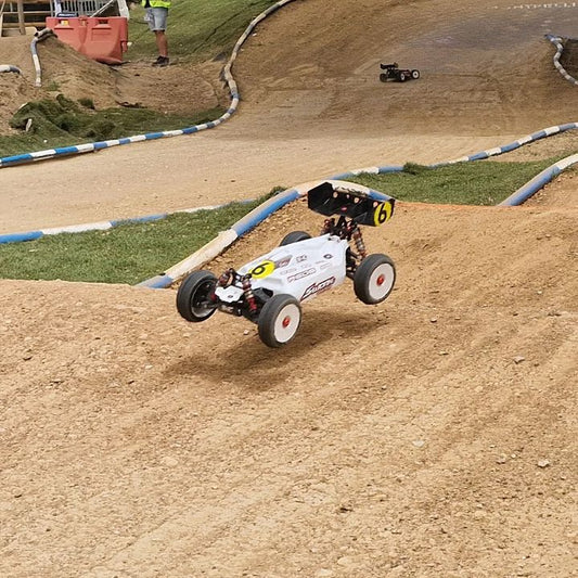 What do we think of this? 🤔
Swipe for more pics! 
On the @s_workz_team car of Mr @elliottbootsrc at the @efra.ws Electric Buggy European Championships